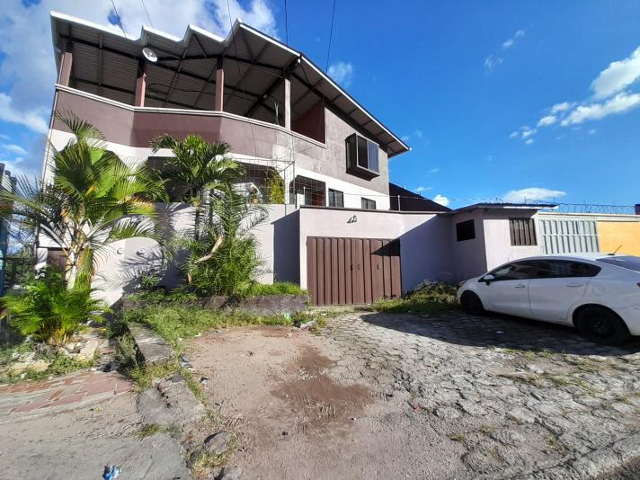 Venta Casa Cerro Grande cuenta con las siguientes caracter&iacute;sticas: 194 v2 196 m2 3 apartamentos : Apartamento 1: 2 habitaciones 1.5 ba&ntilde;os Sala Comedor Cocina Desayunador &Aacute;rea de lavander&iacute;a Apartamento 2: 2 habitaciones, principal con walk-in closet 2 ba&ntilde;os Sala-comedor Cocineta Terraza &Aacute;rea de lavander&iacute;a Apartamento 3: 1 habitaci&oacute;n 1 ba&ntilde;o Sala-comedor Cocineta Terraza con medio ba&ntilde;o Tanque de agua elevado Garaje para 2 veh&iacute;culos NO INCLUYE EQUIPO Y MOBILIARIO MOSTRADO EN IM&Aacute;GENES Es una oportunidad ideal para asegurar una propiedad con alto potencial de renta y versatilidad a un precio de L 4,000,000.00 negociable.